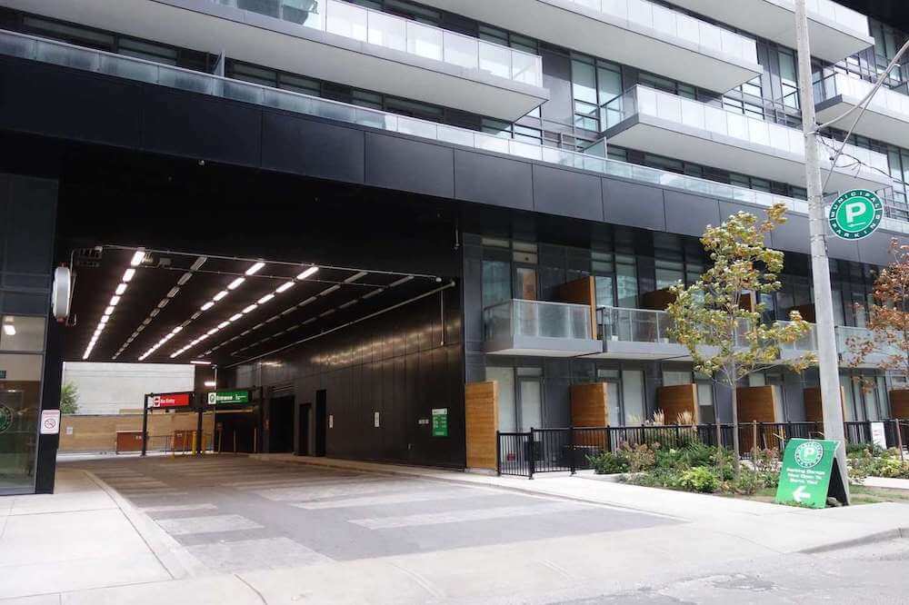 30 Roehampton Ave - Green P